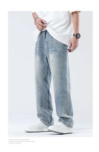 Detail der hellblauen Washed-Denim mit einzigartigen dunklen Farbspritzern und Farbflecken