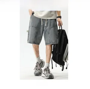 Détail du short en jean délavé avec taille élastique à cordon et étiquette tissée latérale