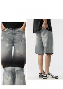 Détail d'un short en jean délavé avec imprimé d'étoiles et bords effilochés à la mode