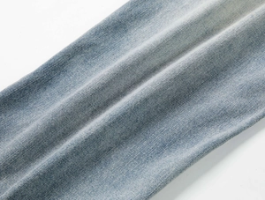Dettaglio macro del tessuto denim lavato azzurro di alta qualità con trama a saia fine
