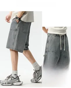 Détail du short en jean gris délavé avec poches cargo et cordon de serrage blanc ajustable