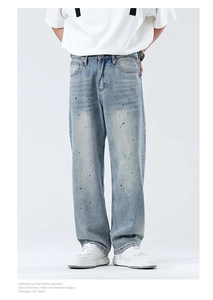 Detail der hellblauen Wide-Leg-Jeans mit Vintage-Waschung und bunten Farbspritzern