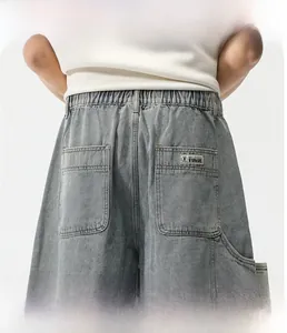 Vue détaillée du short en jean gris pour homme avec taille élastique et poches cargo