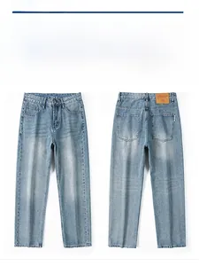 Vue avant et arrière du jean délavé bleu clair avec un design classique à cinq poches