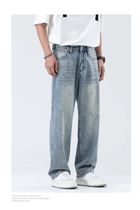 Detailansicht der hellblauen Washed-Denim-Jeans mit Farbspritzern und weitem Beinverlauf