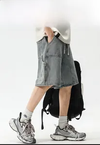 Détail d'un short cargo bleu délavé rétro avec poches utilitaires et style techwear