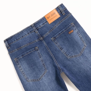 Jean bleu ajusté classique avec écusson en cuir et délavage vintage de haute qualité