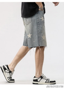 Détail du short en jean avec motif étoile, ourlet effiloché et finition vintage