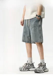 Détail d'un short en jean délavé vintage avec de grandes poches et taille à cordon