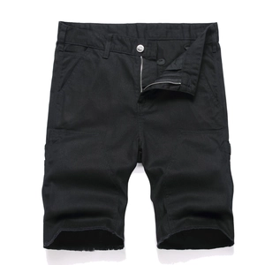 Short en jean noir pour homme avec braguette zippée et bord brut au style décontracté