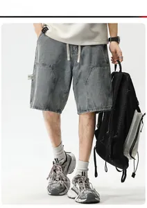 Détail du short en jean gris-bleu délavé avec poche cargo et étiquette tissée rétro