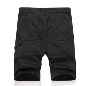 Vue arrière du short cargo noir en jean avec poches fonctionnelles et bordure à l'ourlet