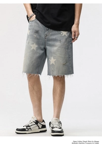 Détail de l'imprimé étoile, denim vieilli et ourlet brut sur ce short d'été bleu clair