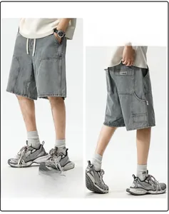 Vue détaillée du cordon de serrage et de la texture denim vintage délavé du short homme