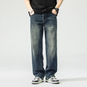 Jean homme bleu foncé coupe droite large avec délavage vintage et détails usés