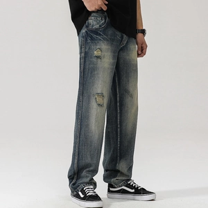Détail du pantalon en jean vintage avec effet usé et genou déchiré de style rétro