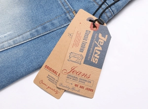 Vue détaillée du short en jean avec des étiquettes de marque en papier kraft double couche