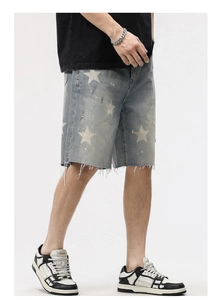 Détail du short en jean bleu clair avec étoiles blanches et ourlet effiloché décontracté