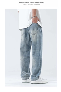 Detailansicht hellblaue Jeans mit Farbspritzer-Muster und Gesäßtasche für Herren