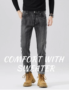Detailansicht grauer Jeans mit markanten diagonalen Ziernähten und Waschung-Effekt