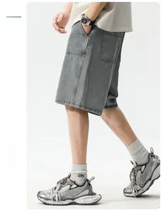 Détail du short cargo en jean gris avec grandes poches latérales et coutures renforcées