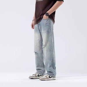Jeans larghi da uomo taglio dritto con lavaggio vintage e dettagli strappati distressed