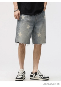 Détail du short en jean bleu clair avec imprimés étoiles blanches et bords effilochés