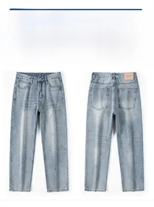 Detailansicht der hellblauen Jeans mit weißem Farbspritzer-Muster und Lederpatch am Bund