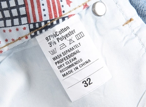 Vue détaillée du short en jean avec étiquette 97% coton et doublure de poche étoilée