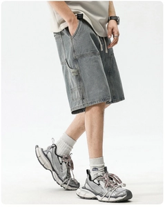 Gros plan sur un short cargo en jean gris foncé vintage avec de grandes poches latérales