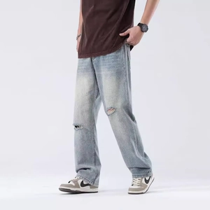 Jeans da uomo gamba dritta lavaggio azzurro chiaro con strappi sulle ginocchia