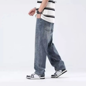 Jean homme coupe large décontractée en denim délavé bleu vintage au design streetwear chic
