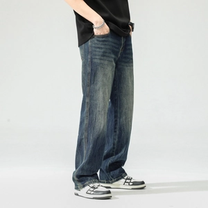 Vue détaillée de jeans larges et amples montrant le lavage vintage et la texture