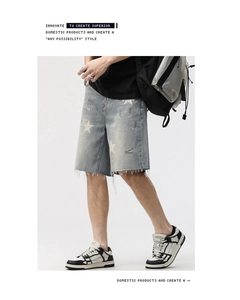 Détail du short en jean bleu délavé avec imprimés étoiles blanches et ourlet effiloché