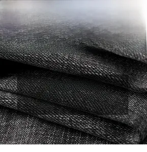 Nahaufnahme der grauen Denim-Stofftextur und hochwertigen Webdetails der Herrenjeans