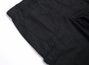 Vue détaillée du short en denim noir style charpentier avec boucle latérale et poche