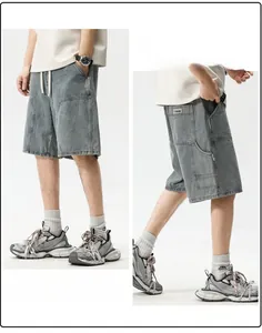 Vue détaillée du short en jean bleu délavé pour homme avec poches cargo et taille à cordon