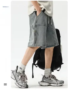 Détail du short cargo en jean bleu-gris délavé avec poches latérales et taille à cordon