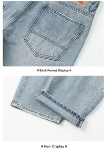 Détails du jean bleu clair montrant la poche arrière et les coutures contrastées au revers