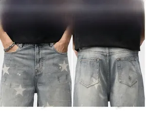 Gros plan sur l'imprimé étoile, le délavage vieilli et les poches du short en jean