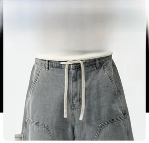 Détails du short en jean bleu délavé avec taille élastique à cordon et grandes poches