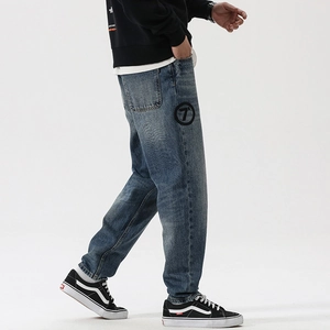 Men's retro street style straight-leg distressed jeans in vintage blue with number 7 print