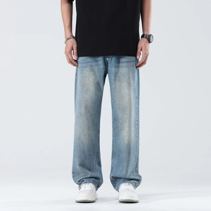 Jean délavé bleu clair coupe droite et large pour homme avec baskets blanches