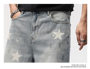 Détail d'un short en jean délavé bleu clair avec imprimé étoile et textures usées