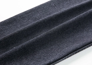 Détail macro du tissu denim gris foncé avec une finition professionnelle à double couture