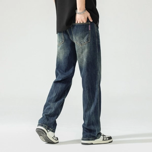 Détail du jean denim délavé bleu foncé vintage avec étiquette violette et finition usée