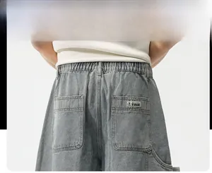 Détail du short en jean gris délavé avec taille élastique et grandes poches arrière