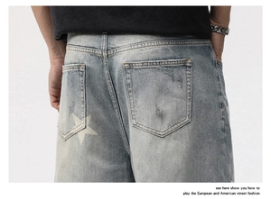 Détail du short en jean délavé vintage avec imprimé étoile et finitions usées de style