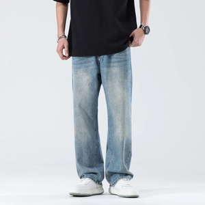 Jean délavé bleu clair pour homme avec coupe droite décontractée et style denim