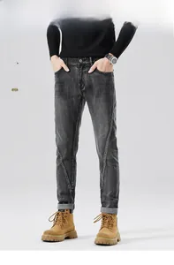 Detailansicht der dunkelgrauen Slim-Fit-Jeans mit Bogennähten und umgeschlagenem Saum